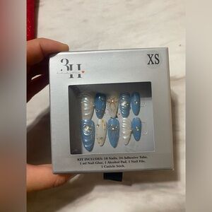 3H Blue and White Press-On Nails